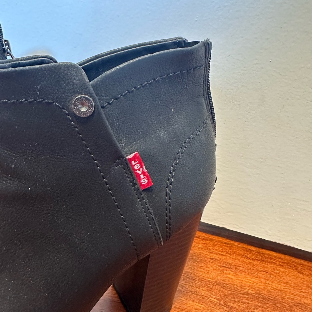 Levi's Sleek Black Ankle Booties - Picture 5 of 6